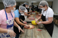 CDL Mulher de Joaçaba produz 400 pizzas para ações solidárias