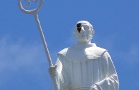 Uma macha preta no rosto da estátua do Monumento de Frei Bruno